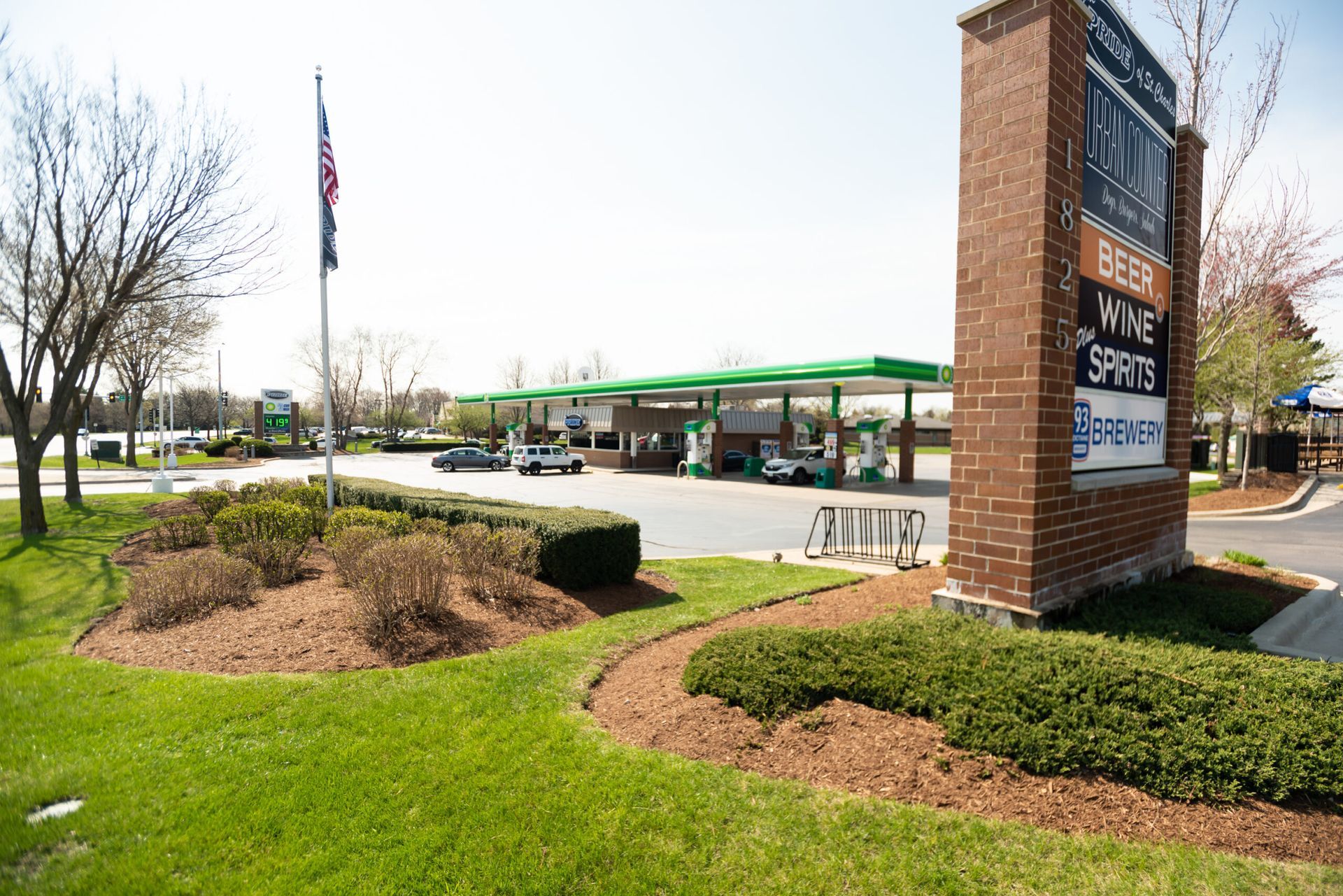A gas station with a sign that says beer wine and sprite