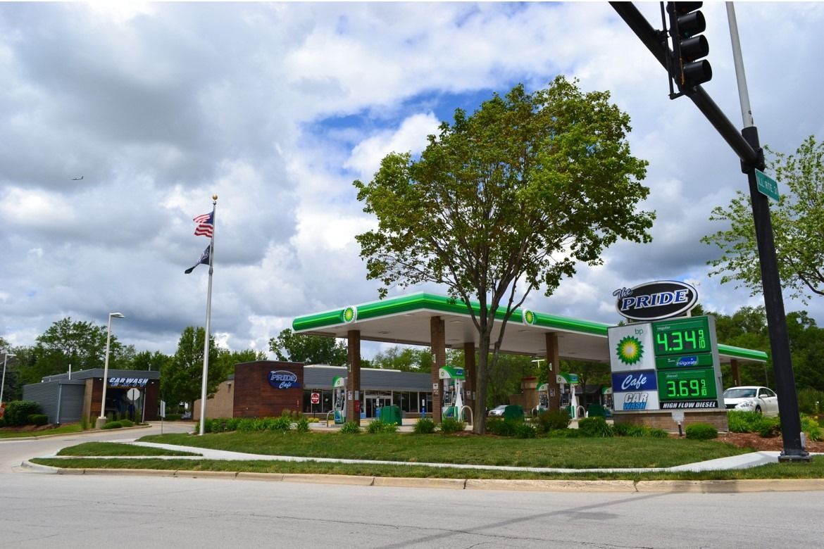 A grocery store filled with lots of food and drinks.