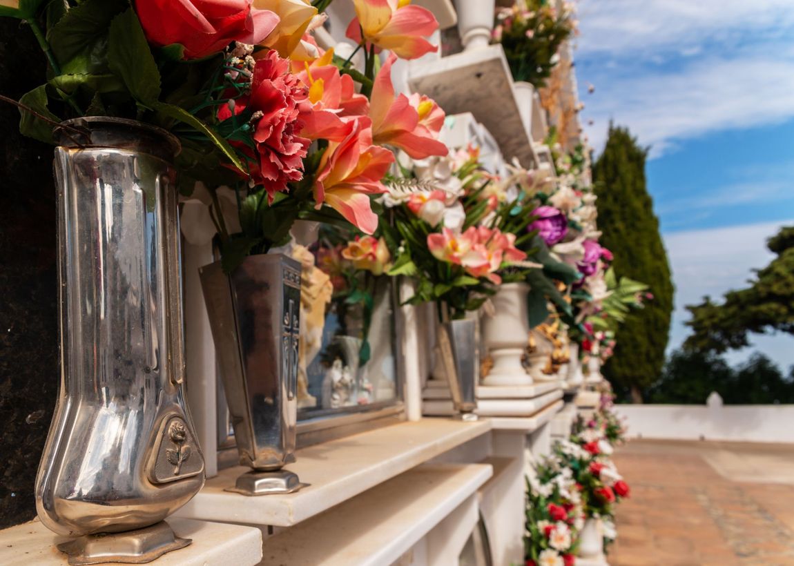 omaggi floreali al cimitero