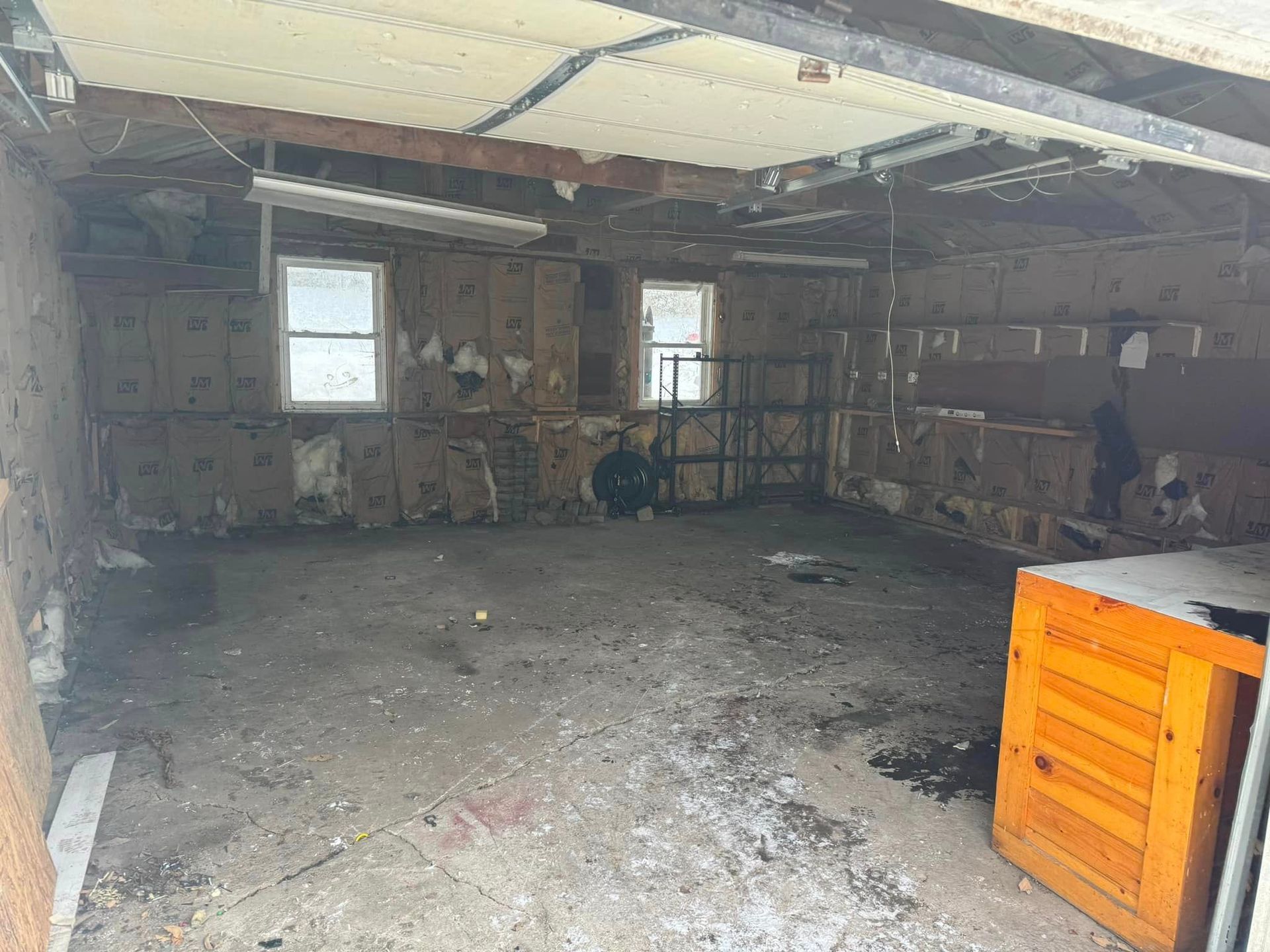 An empty garage with a yellow box in the middle of it.