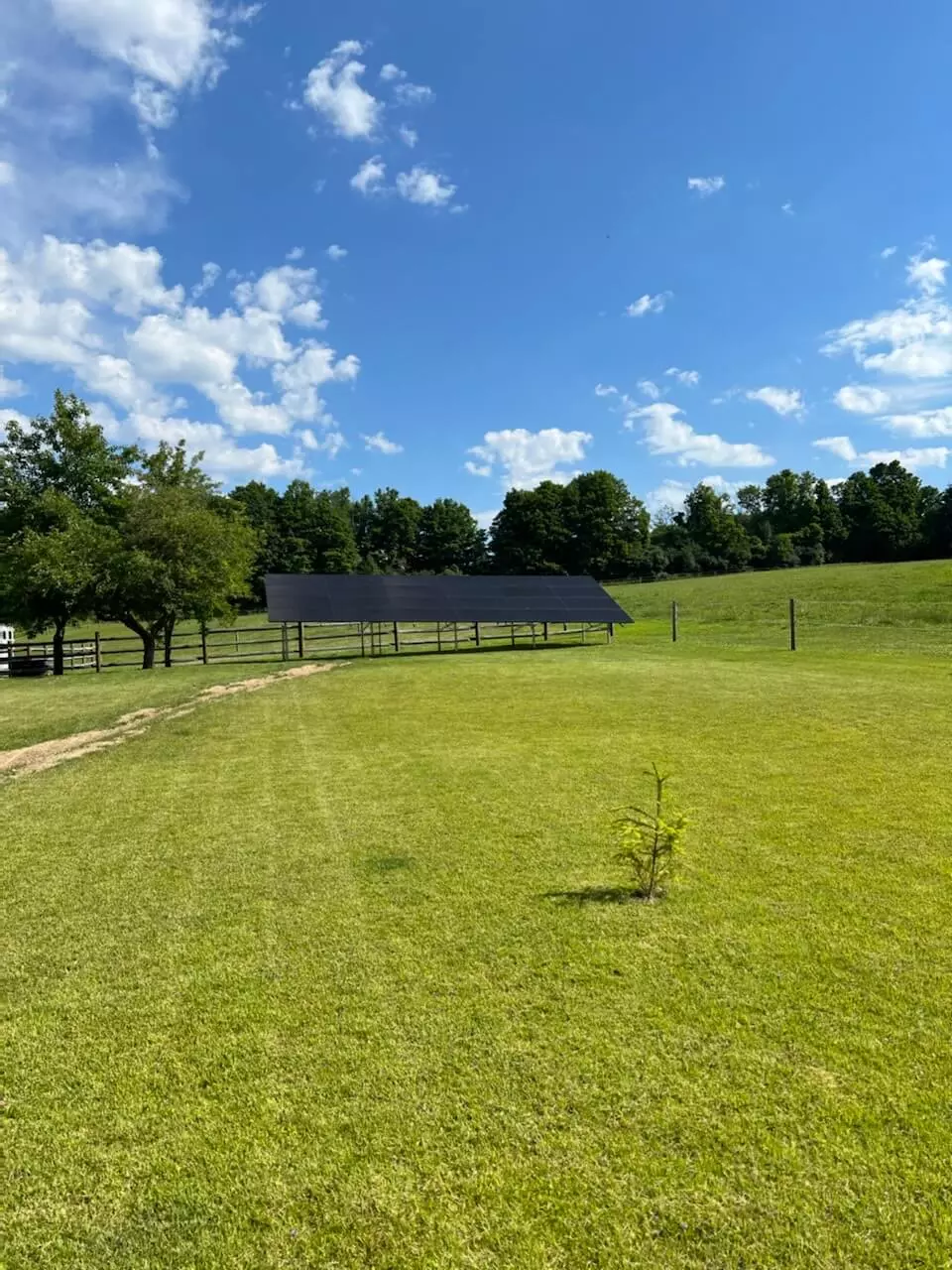 a solar panel is sitting in the middle of a grassy field 
