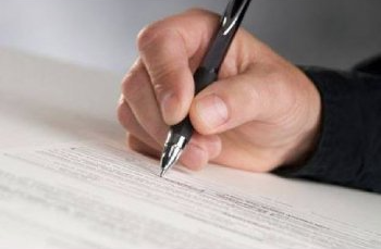 persona firmando papel