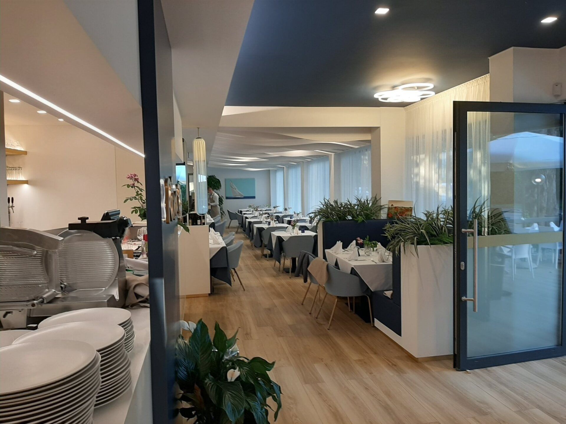 sala interna di un ristorante con pavimento in legno chiaro