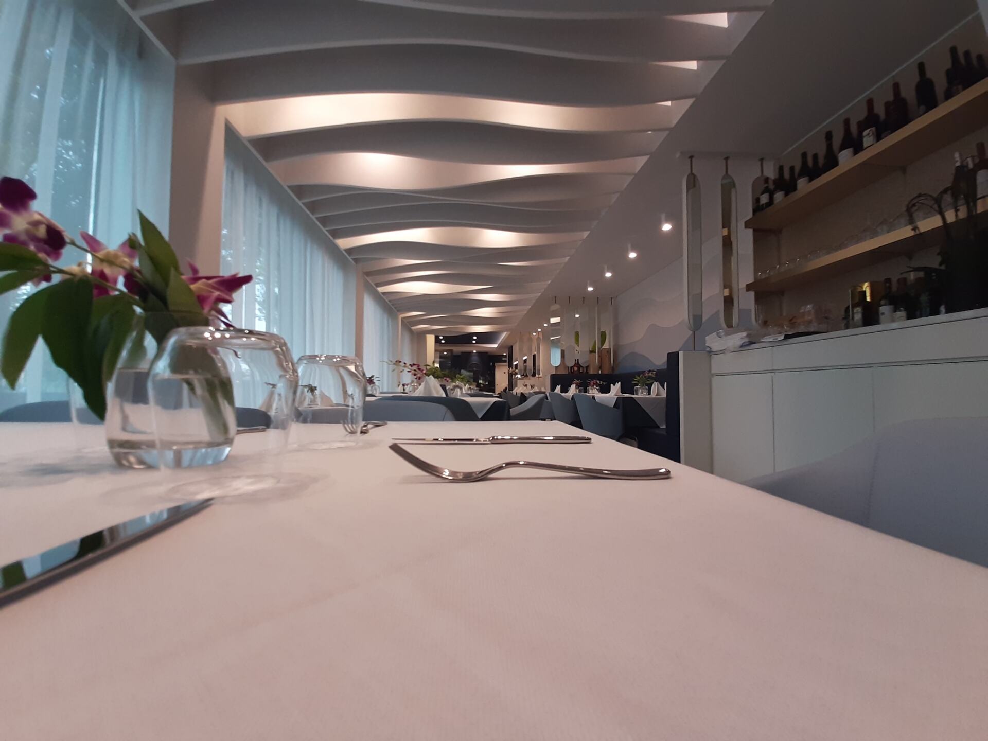 tavolo di un ristorante apparecchiato