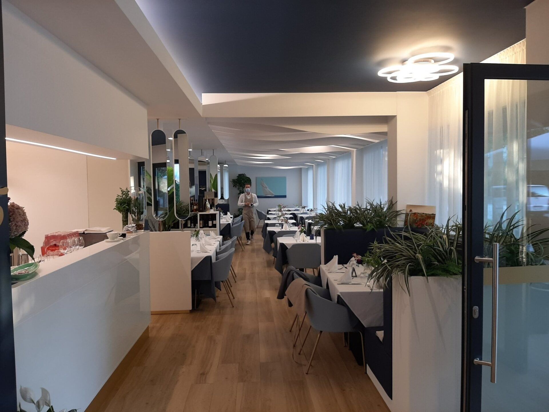 sala di un ristorante con pavimento in legno