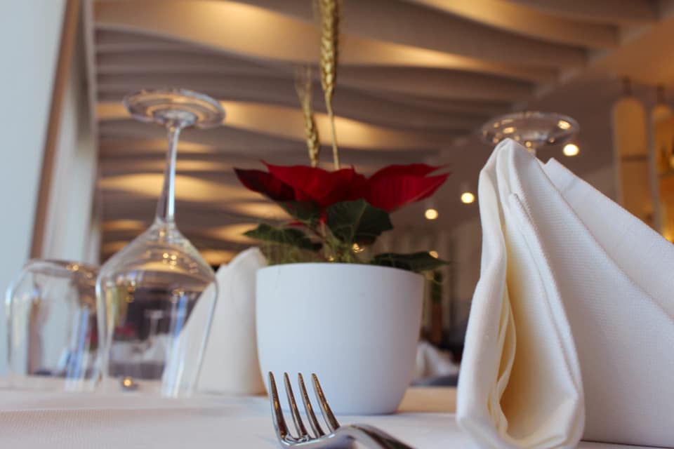 tavolo di un ristorante con fiore