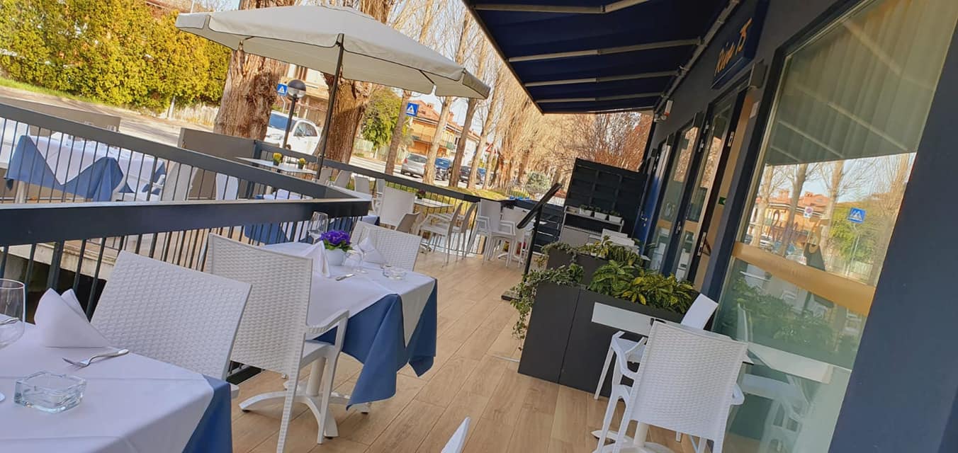 dehors di un ristorante con pavimento in legno