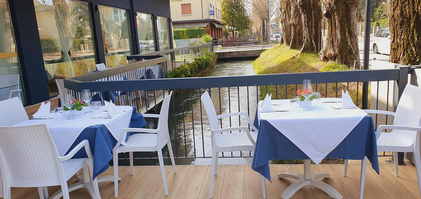 tavoli di ristorante vicino a un canale