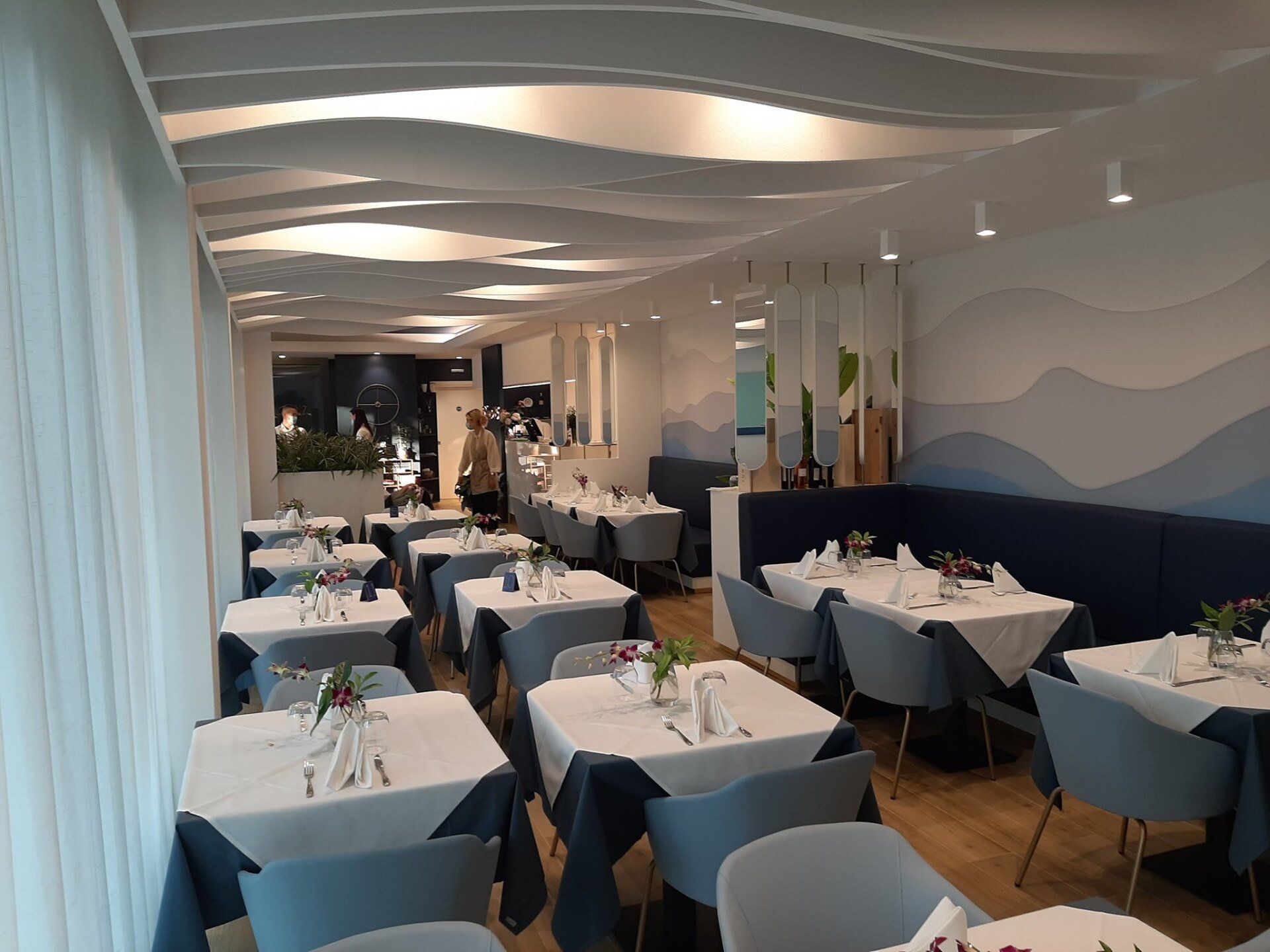 sala di un ristorante con arredamento moderno