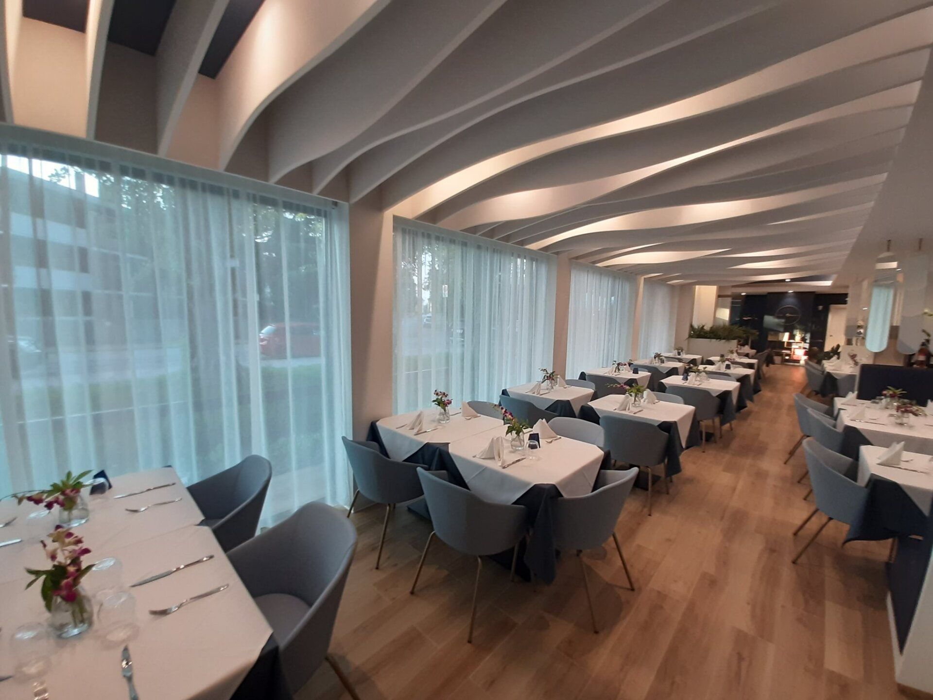 sala di un ristorante con arredi moderni