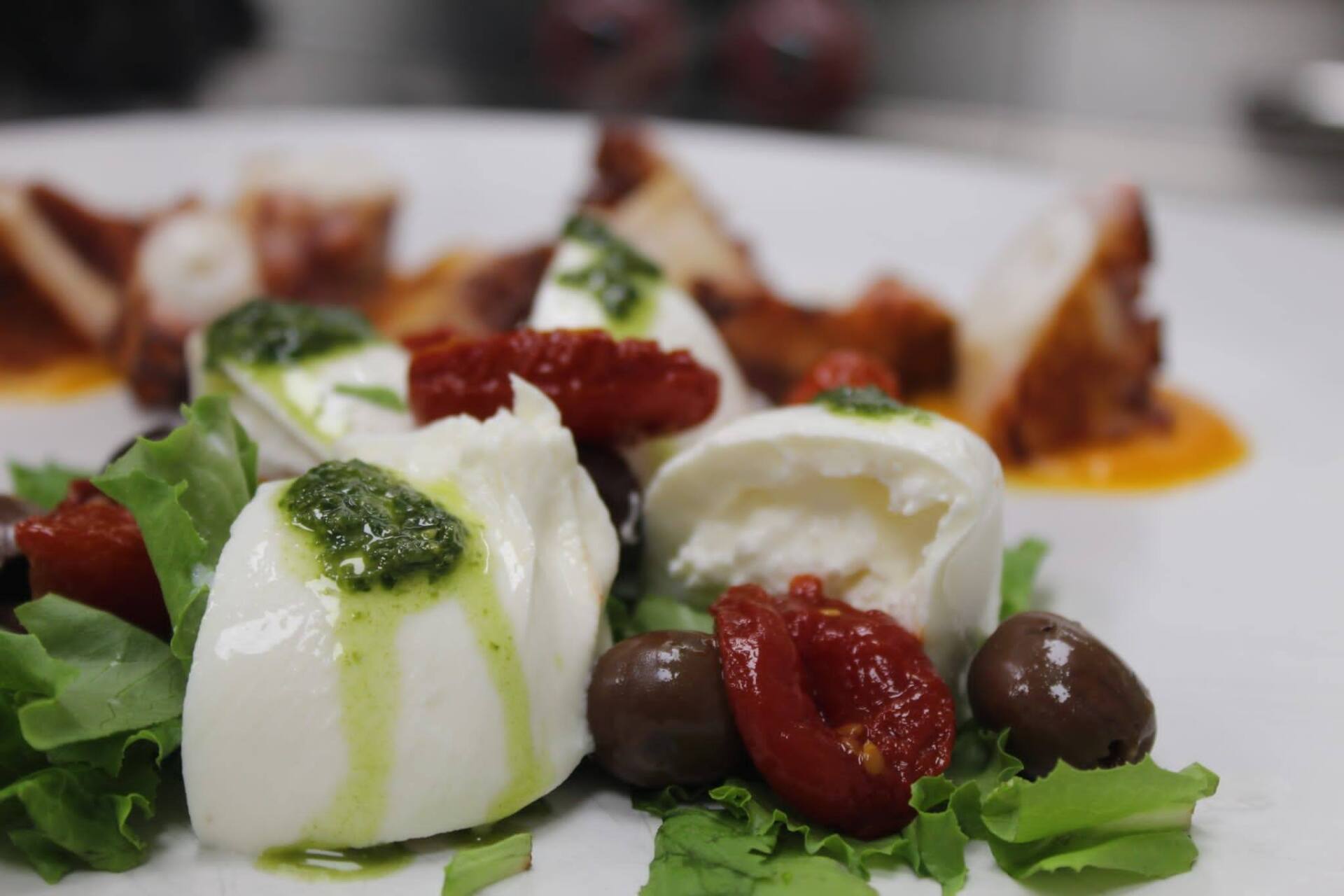 mozzarella con pomodori secchi e olive
