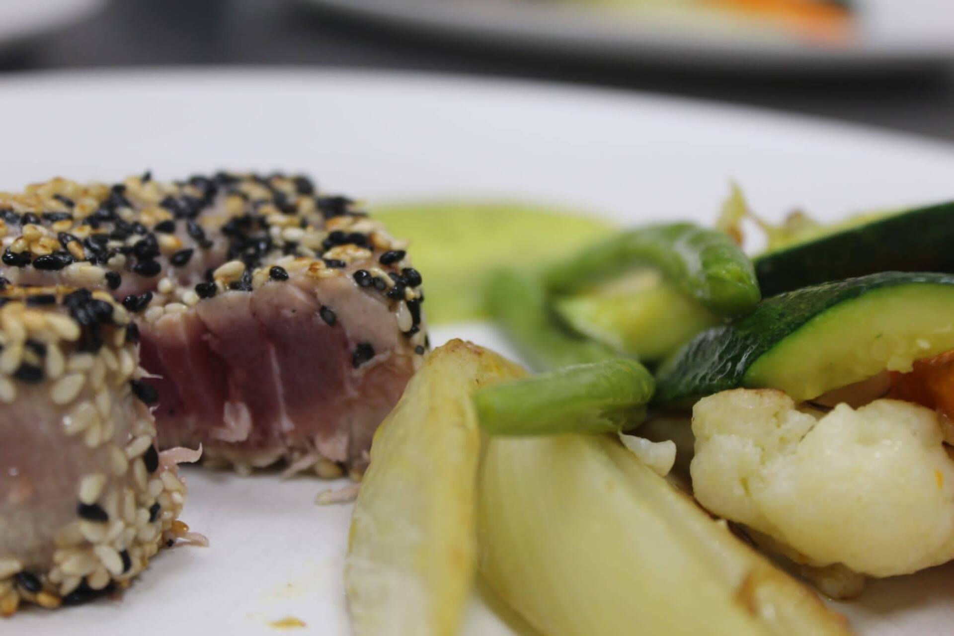 tagliata di tonno al sesamo con contorno di verdure