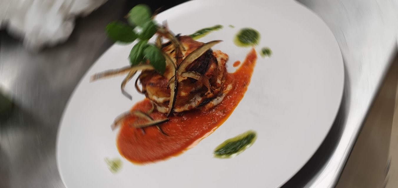 secondo di pesce con lamelle di melanzane e sugo