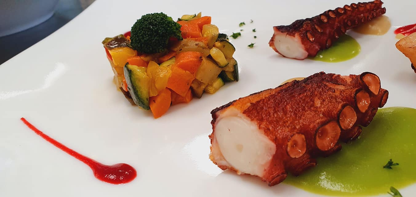 tentacoli di polipo con contorno di verdure