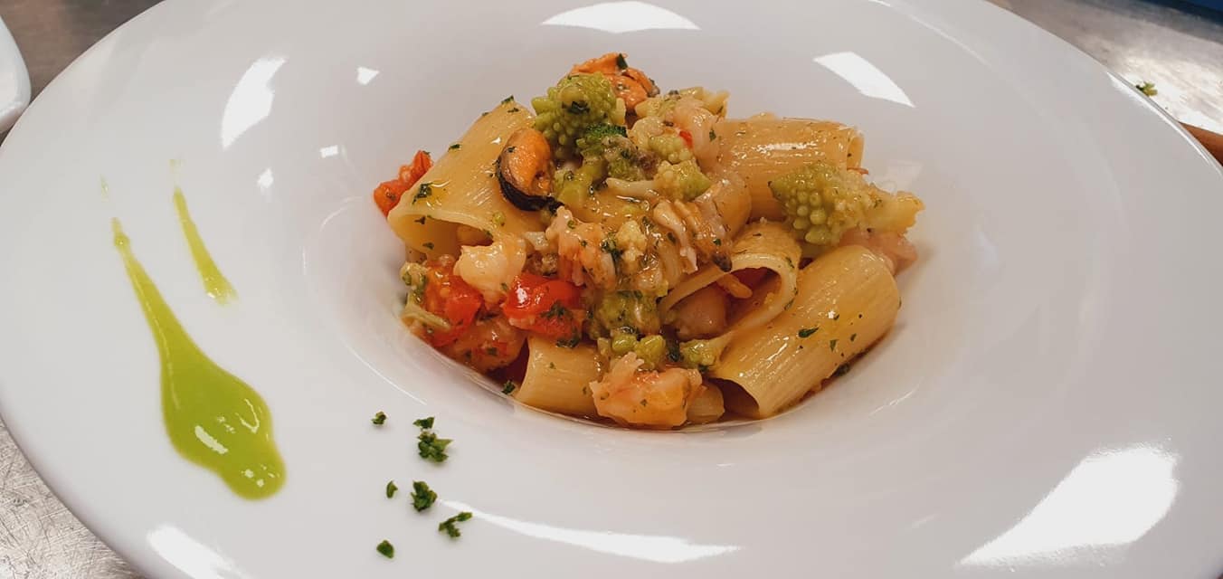 rigatoni con condimento di pesce e verdure