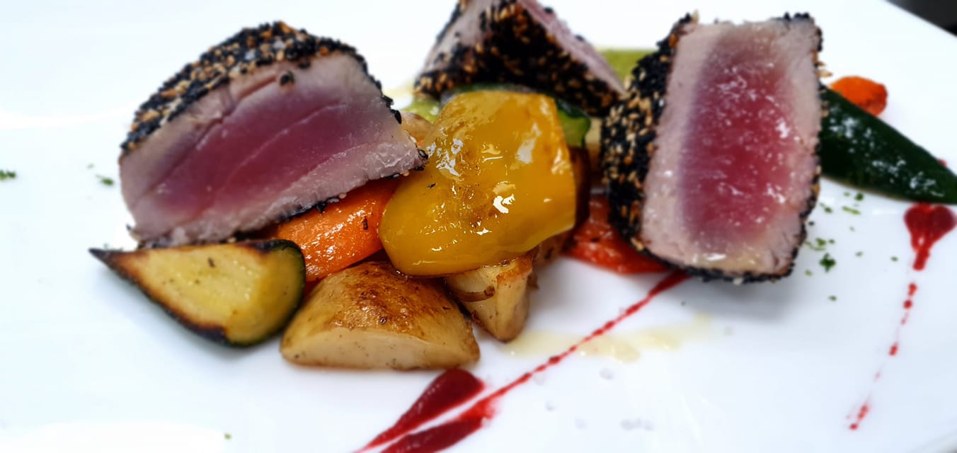 tonno scottato con sesamo e verdure