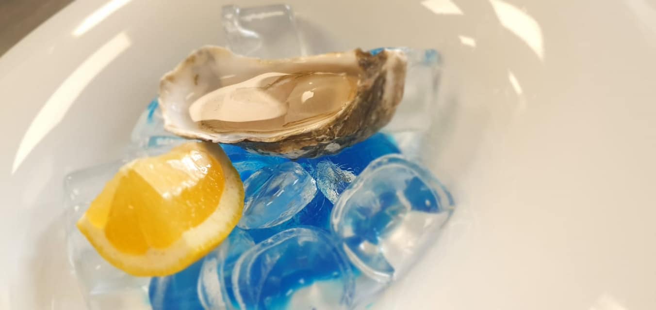 ostrica su ghiaccio con limone