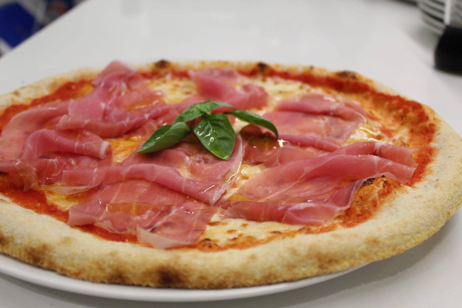 pizza con prosciutto crudo