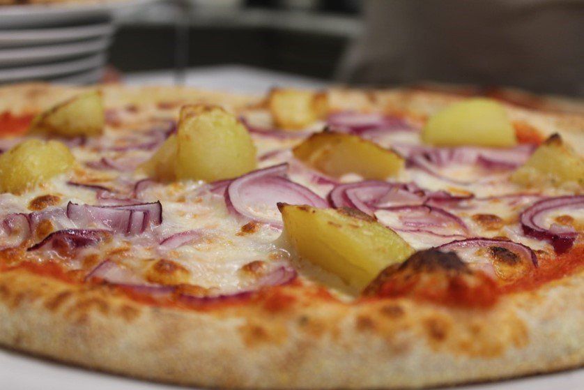 Pizza patate e cipolla pasta senza lieviti