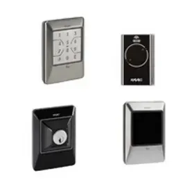 Quattro dispositivi elettronici di controllo degli accessi di sicurezza con interfacce diverse: tastiera, lettore di impronte digitali, serratura a chiave e lettore di schede.