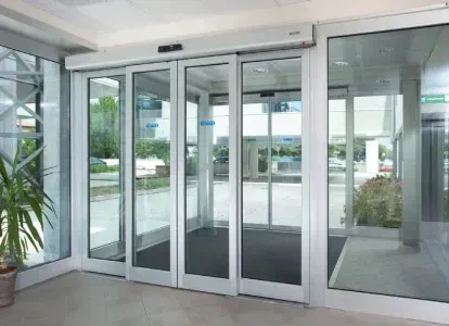 Porte scorrevoli automatiche in vetro all'ingresso di un edificio.