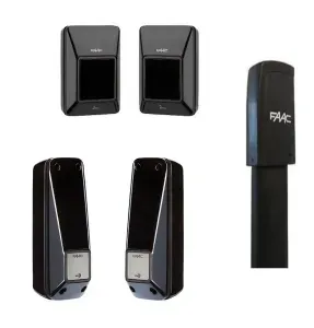 Fotocellule di sicurezza FAAC nere e colonnina per automazione cancelli.
