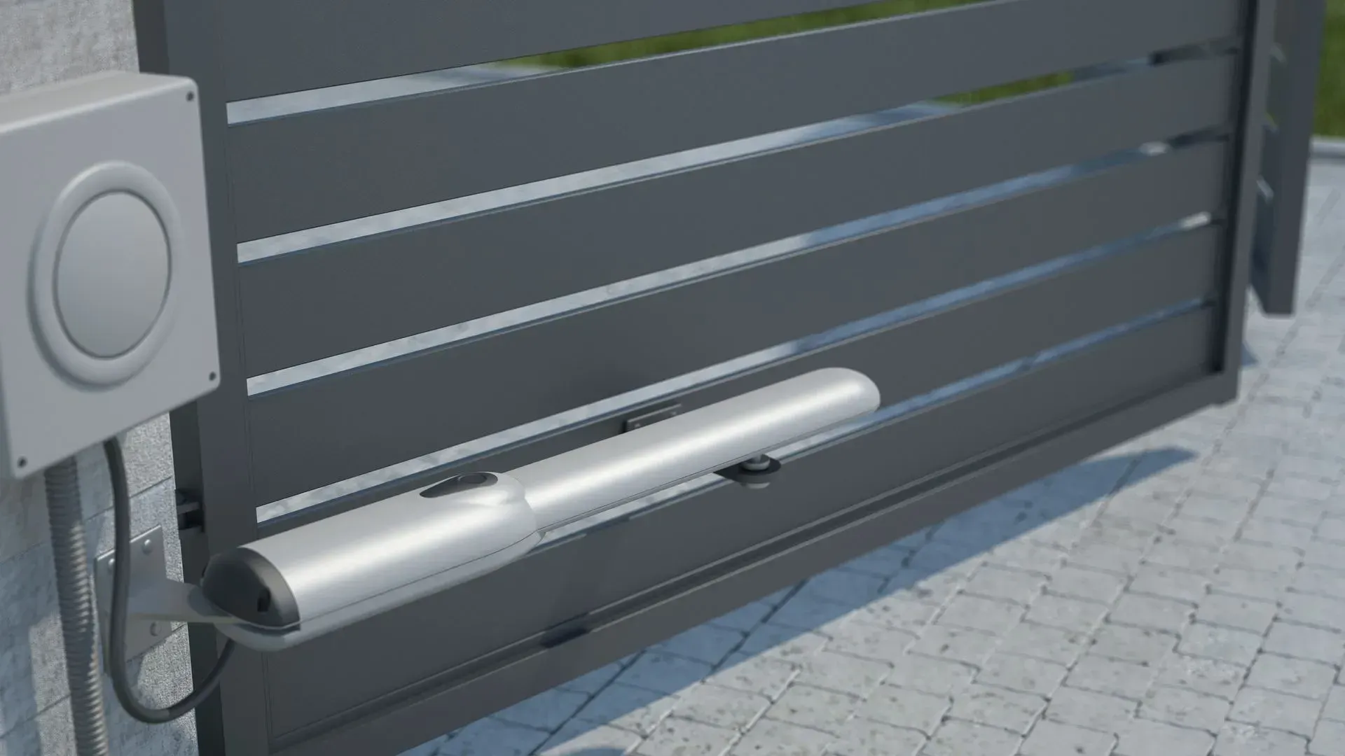 Cancello in metallo grigio con braccio di apertura automatizzato e pannello di controllo su un patio in mattoni.