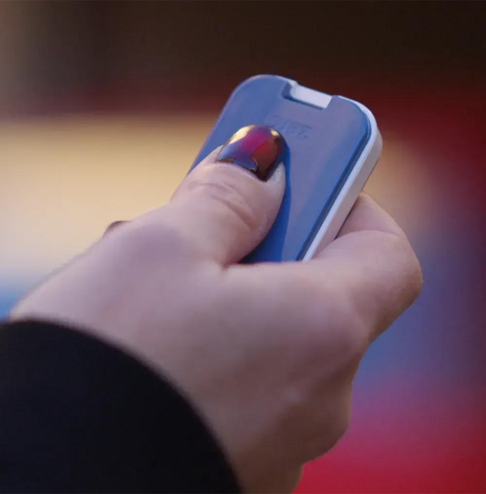 Moderni palazzi residenziali con facciate in vetro illuminate al tramonto.