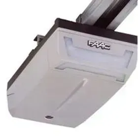 Apriporta da garage FAAC bianco e nero, montato su binario.