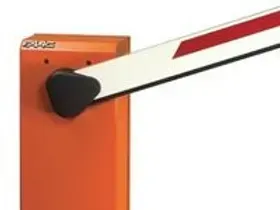 Barriera di parcheggio arancione con braccio a strisce bianche e rosse in posizione sollevata.