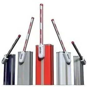 Cinque barriere automatiche per il parcheggio, di colore rosso, argento e blu, con bracci a strisce.