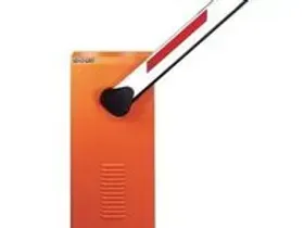 Barriera di parcheggio arancione con braccio a strisce, inclinata verso l'alto.