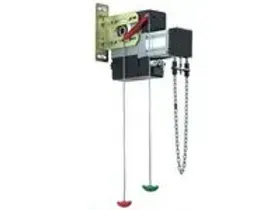 Argano motorizzato con corde di trazione rosse e verdi e catena.