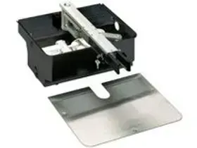 Apricancello nero e argento con scatola metallica e piastra metallica staccata.