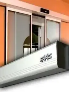 Porta scorrevole automatica in vetro con intestazione argentata con la scritta