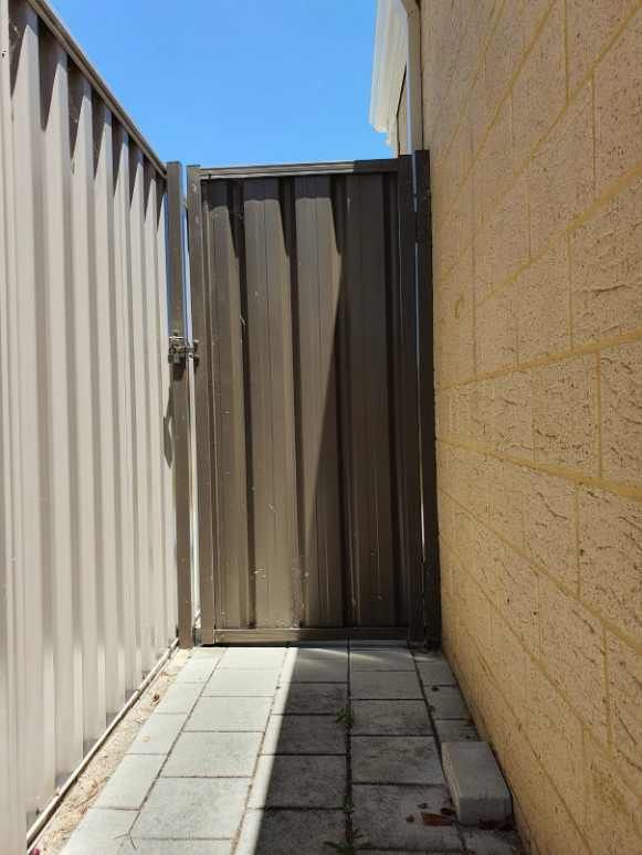 Single cream Colorbond gate matching with the fencing installed in Wollongong NSW. 