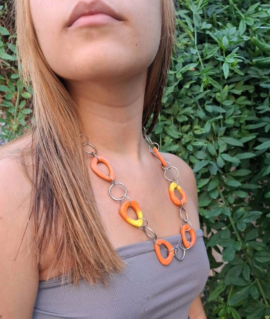Collar hecho en ceramica naranja y amarillo