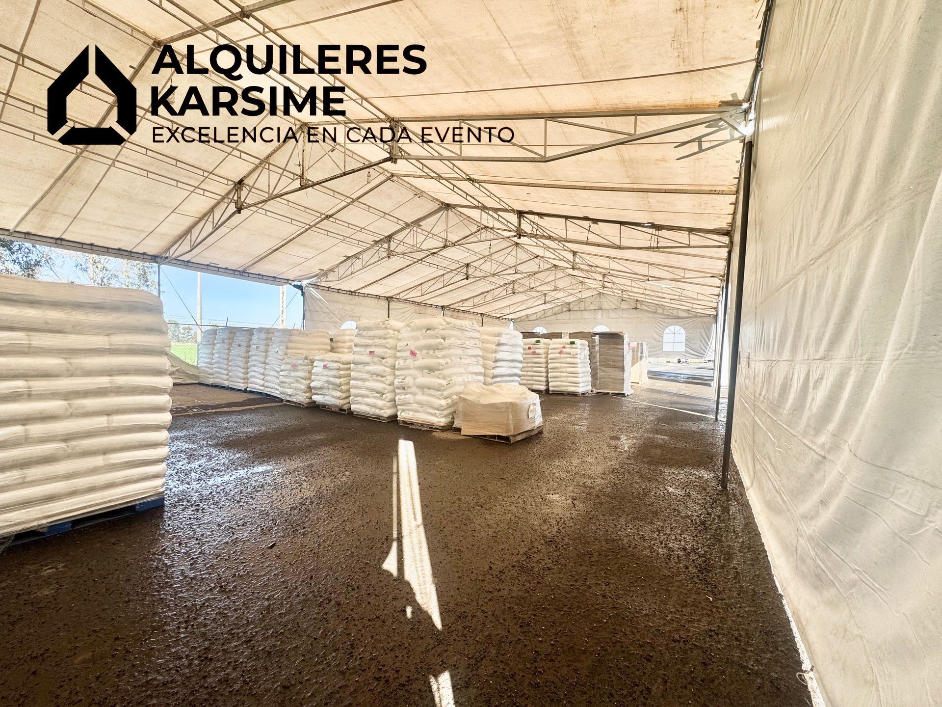 Un gran almacén lleno de bolsas debajo de una tienda de campaña.