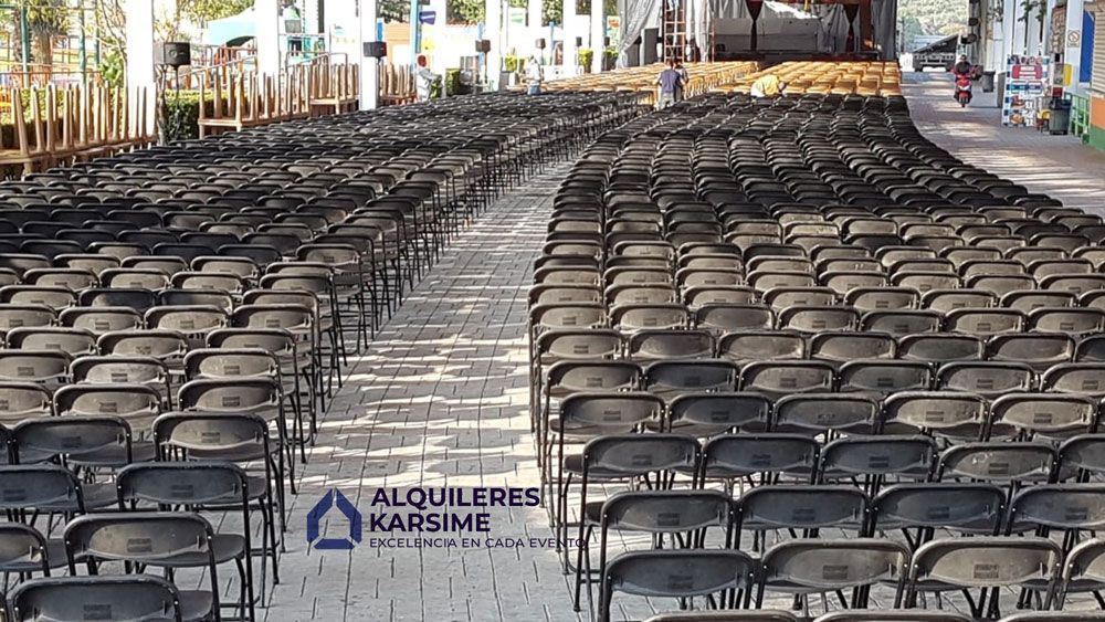 Una fila de sillas vacías están alineadas en una acera.