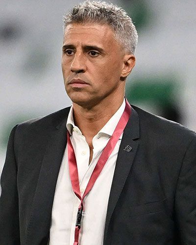 Un hombre de mediana edad con cabello canoso