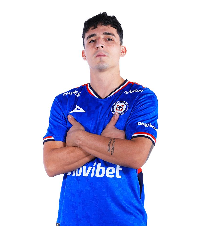 Jugador de fútbol con camiseta azul y brazos cruzados.