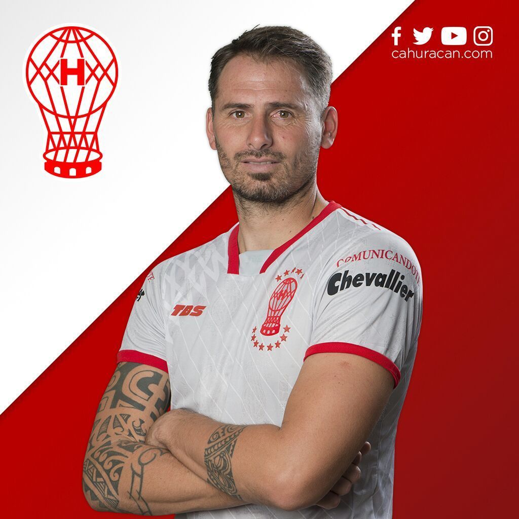 Leandro Gracián, técnico de Boca Juniors, vistiendo una chaqueta liviana, con aspecto serio, con el logo del club de fondo.