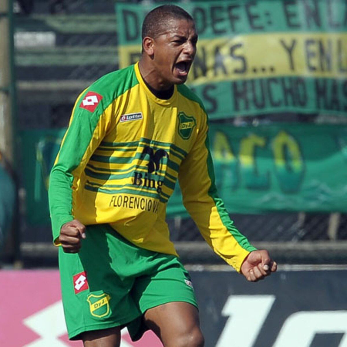 Walter Erviti, un hombre de expresión seria, vistiendo una camiseta azul con detalles dorados y logos en la parte inferior.