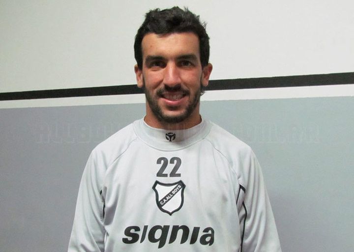 Hombre con camiseta gris claro y número 22, sonriendo. Logotipo de Signia en la camiseta.
