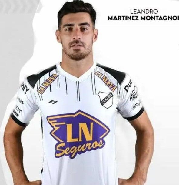 El futbolista Leandro Martínez Montagnoli con el uniforme del equipo.