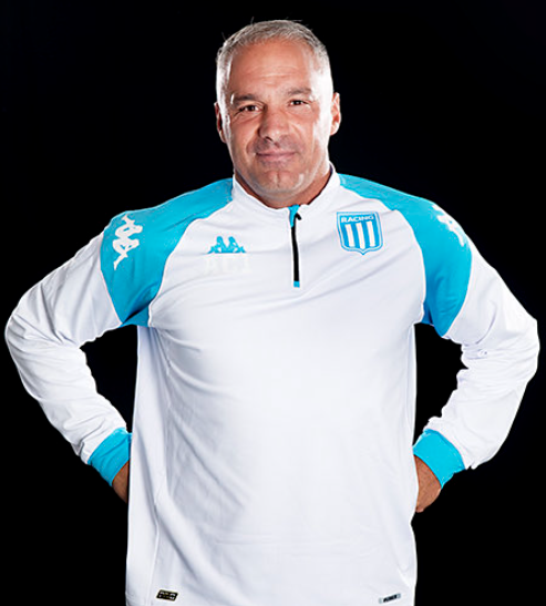 Hombre con el pelo corto, vestido con una camiseta gris con la palabra