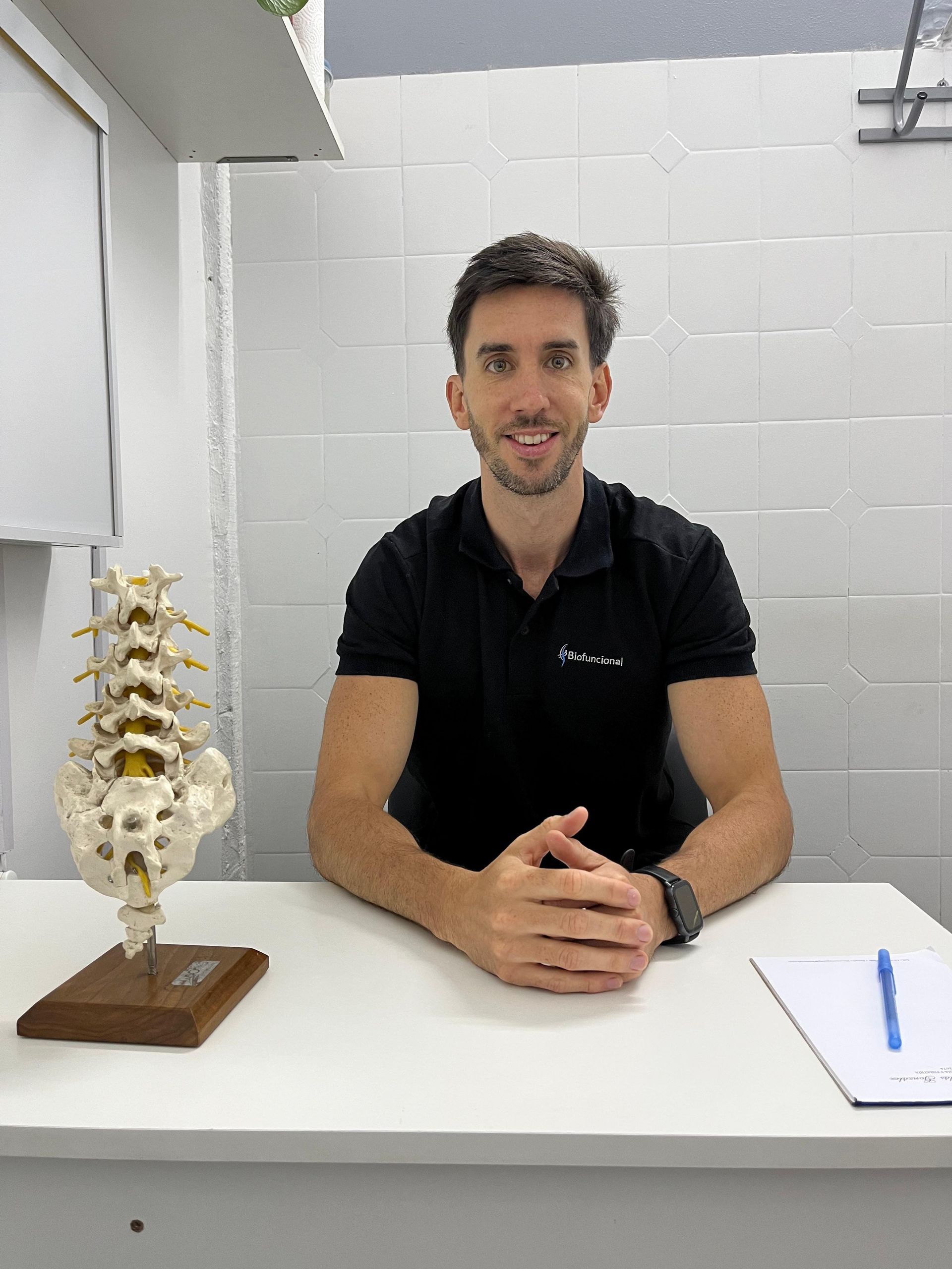 Hombre con camisa blanca, pensativo, al aire libre con fondo naranja.