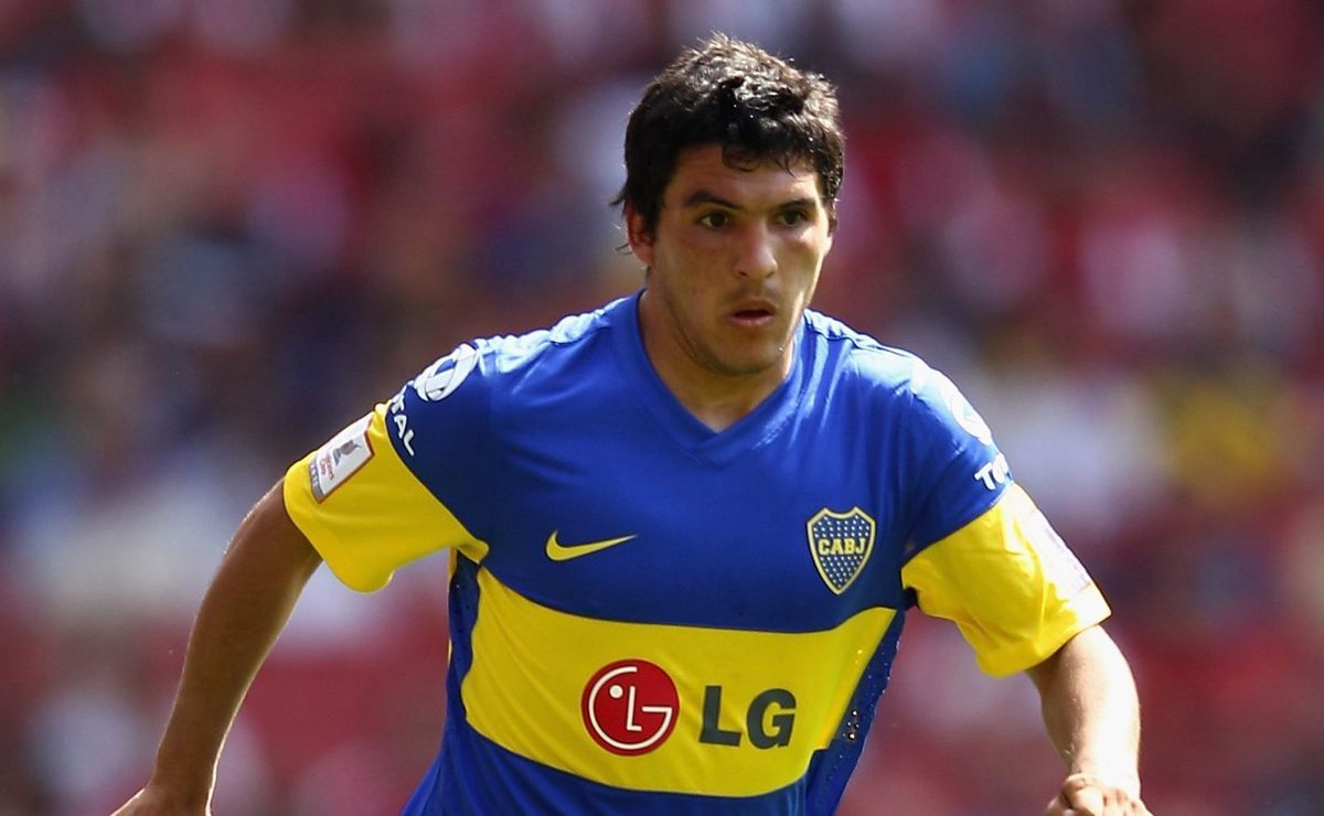 Jugador de fútbol con camiseta azul y amarilla, mirando hacia adelante en el campo, con un logotipo de LG.