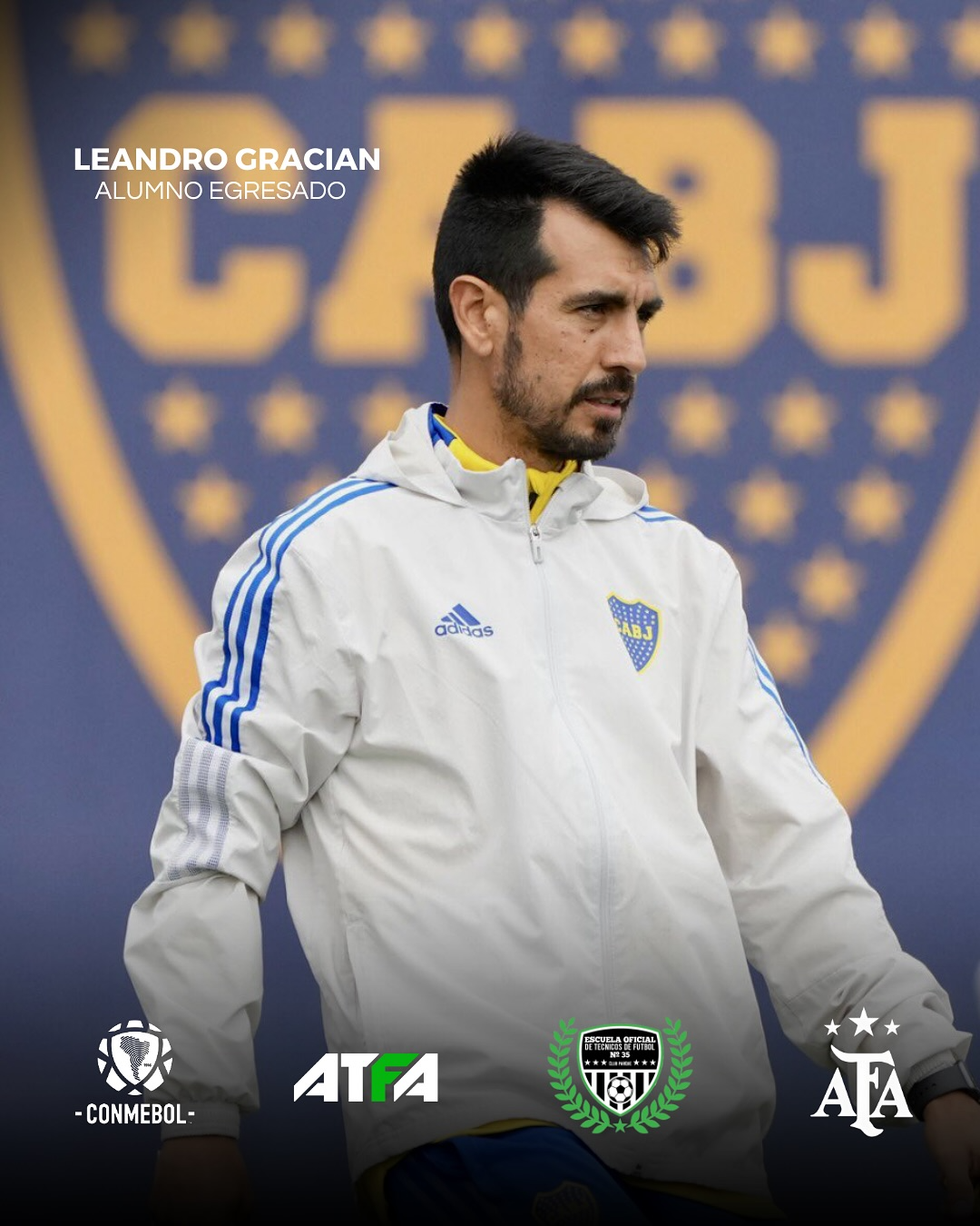 Leandro Gracián, técnico de Boca Juniors, vistiendo una chaqueta liviana, con aspecto serio, con el logo del club de fondo.