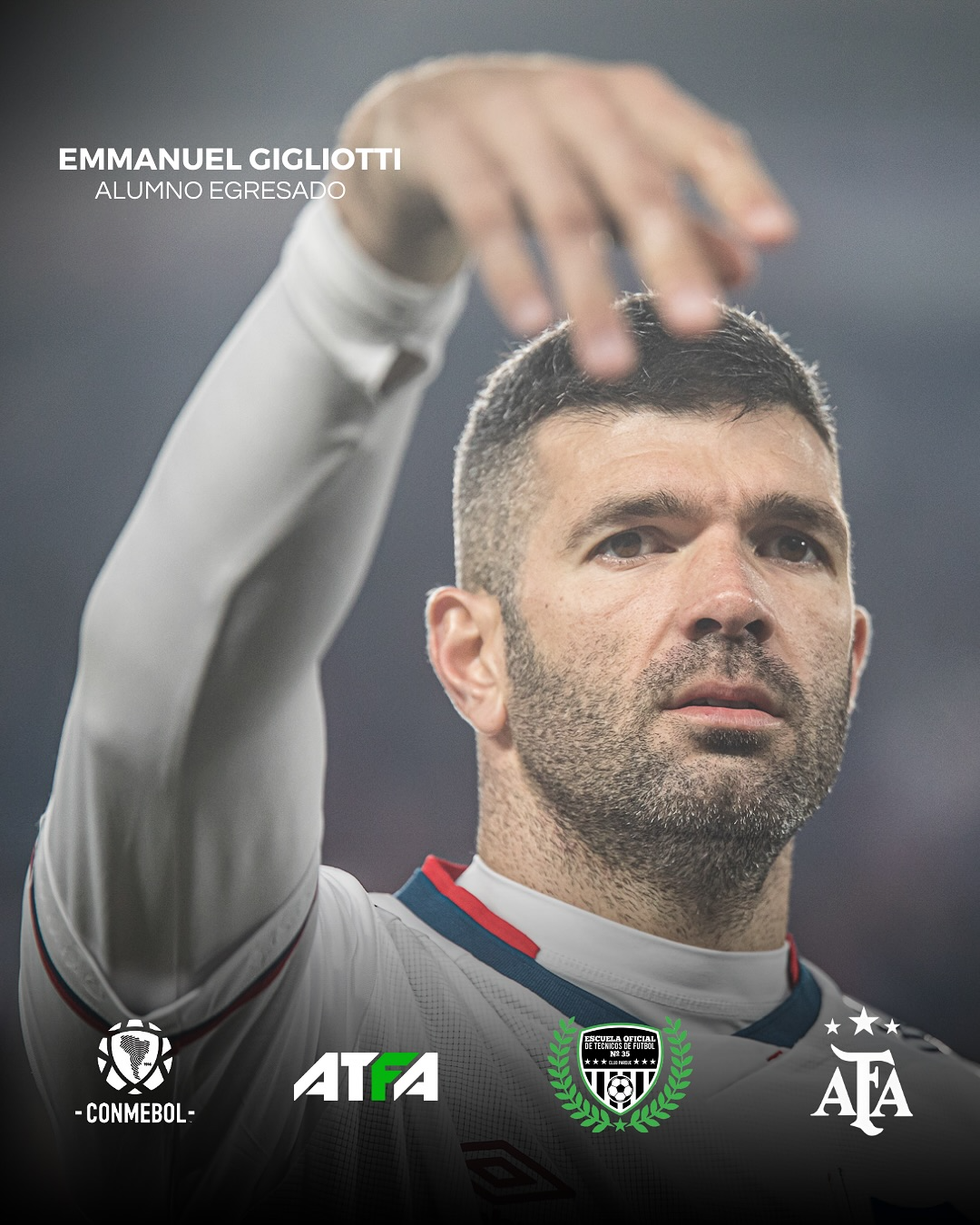 Emmanuel Gigliotti, con uniforme de fútbol, levanta la mano. Logotipos de la CONMEBOL y otros patrocinadores visibles.
